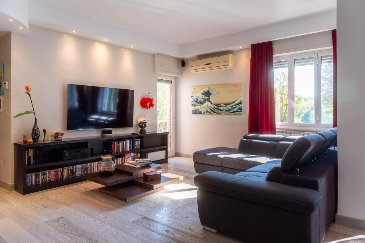 Luxury In Front Of Ponte Milvio Rom